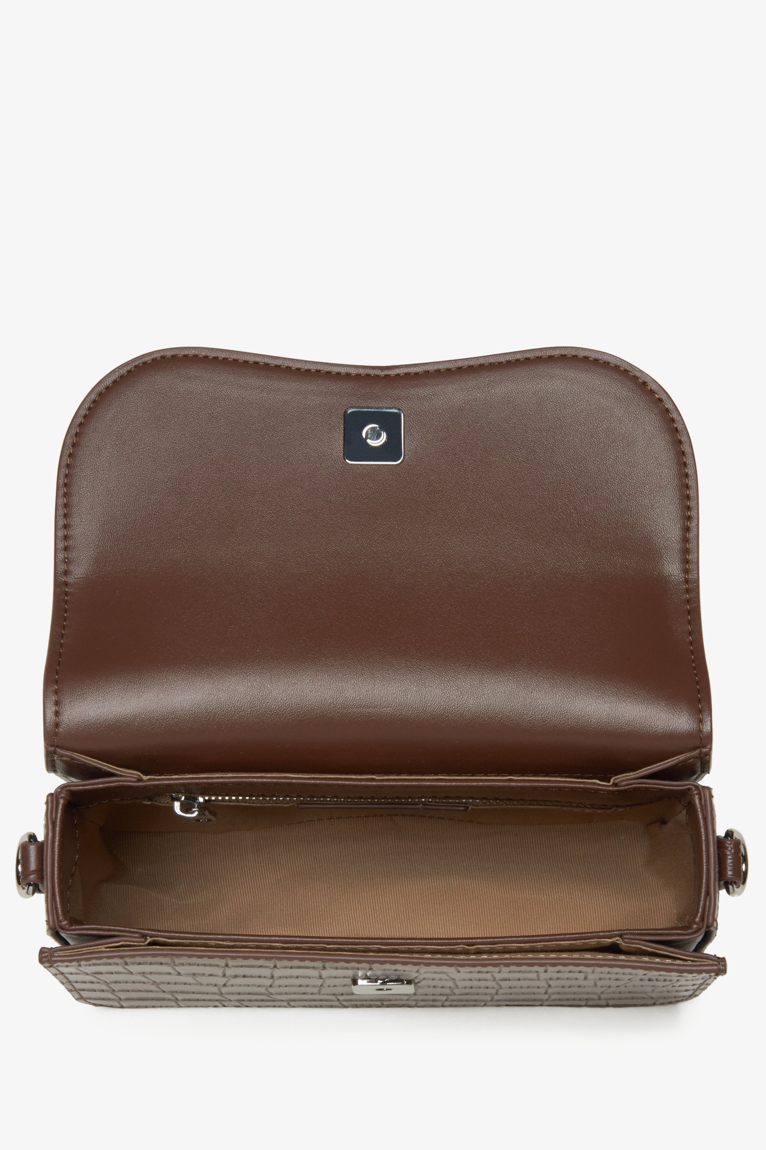 Braune Damenhandtasche von Estro – Innenansicht des Modells.