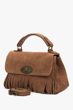 Schräge Seitenansicht der braunen Velours-Tasche mit zusätzlichem verstellbarem Schulterriemen.
