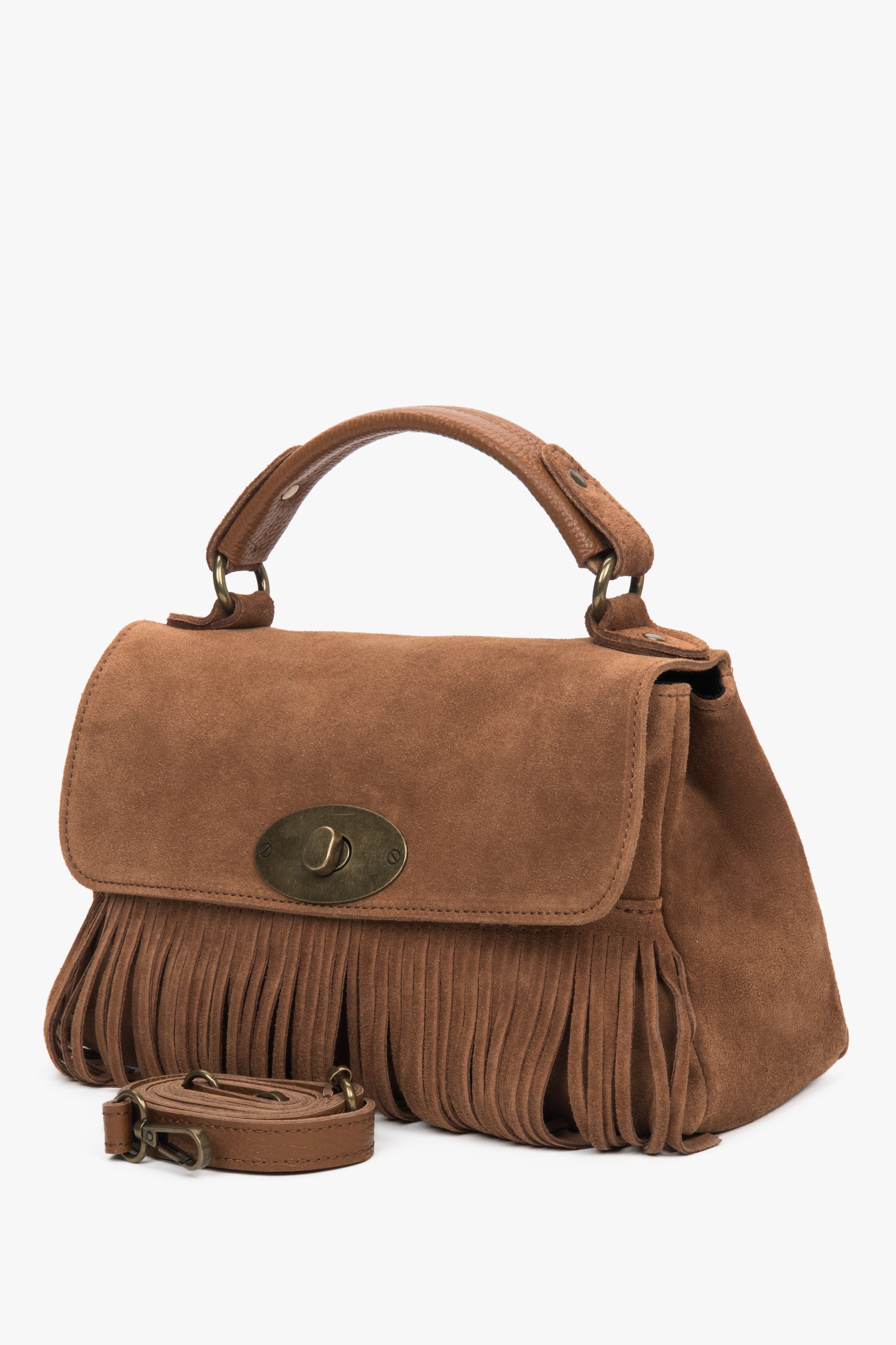 Schräge Seitenansicht der braunen Velours-Tasche mit zusätzlichem verstellbarem Schulterriemen.