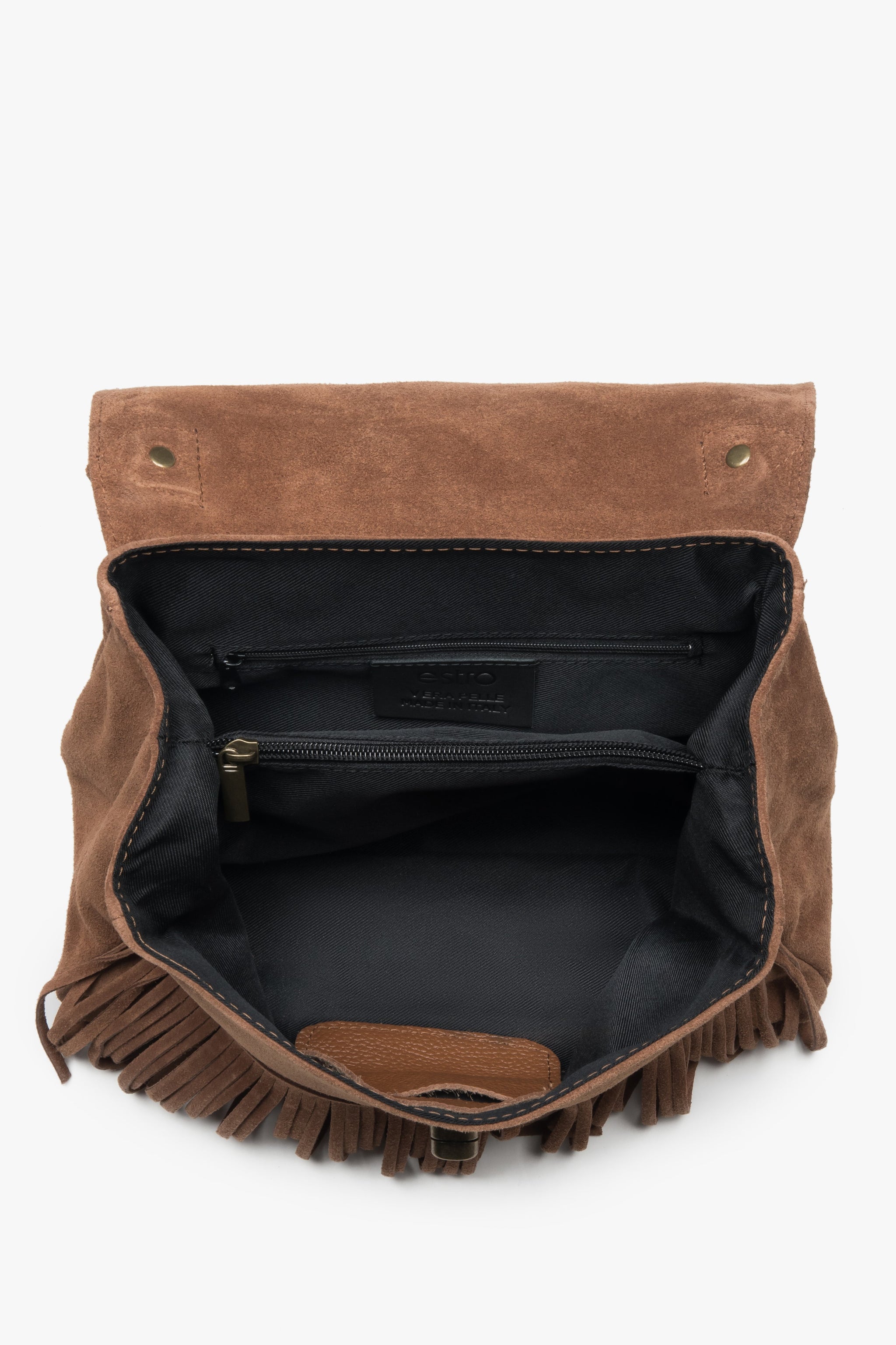 Blick in das Innere der braunen Ledertasche mit mehreren Fächern und Textilfutter.
