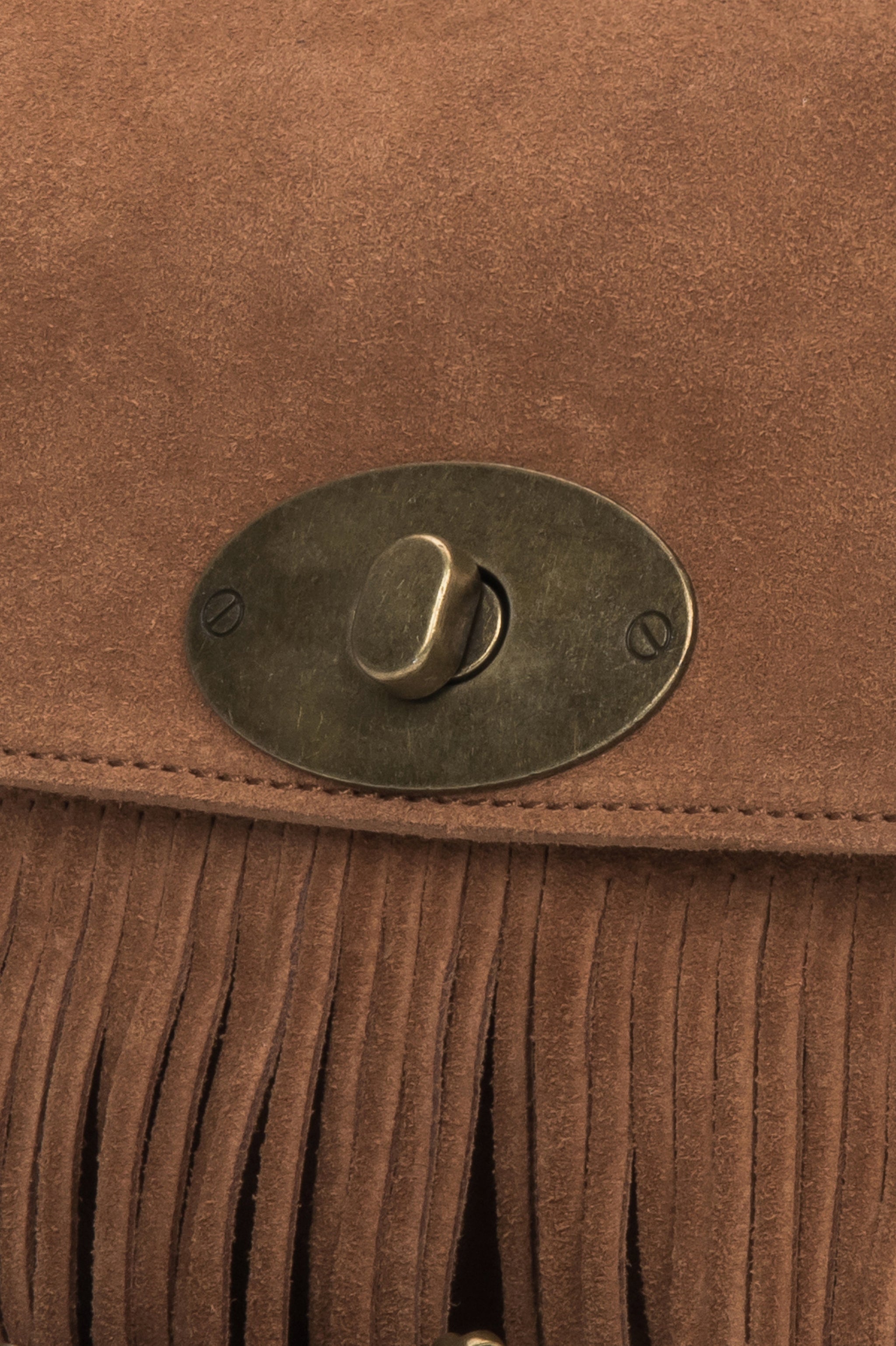 Nahaufnahme der goldfarbenen Beschläge und Fransen der braunen Damen-Henkeltasche.
