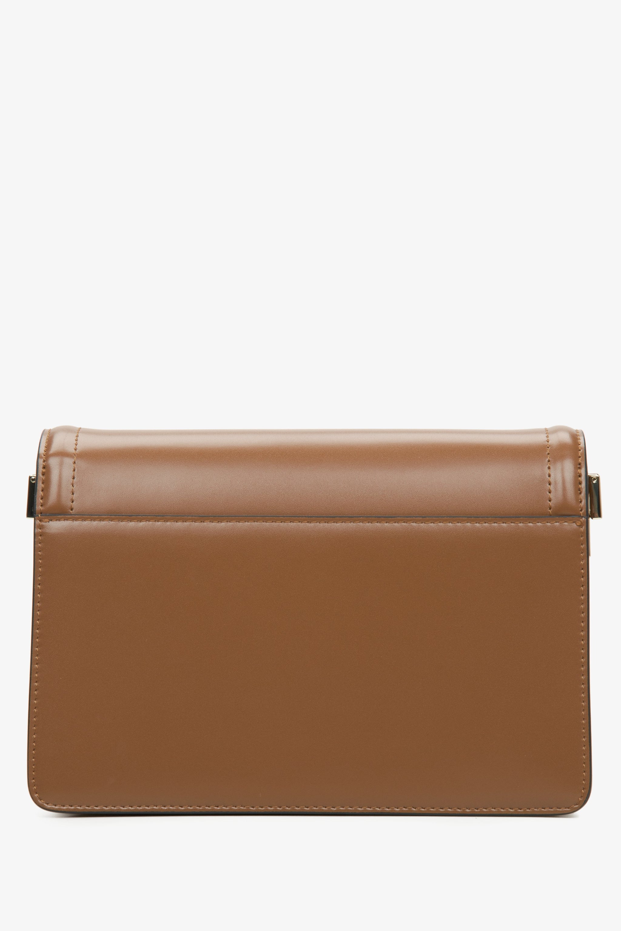 Kleine braune Damen-Lederhandtasche von Estro – Rückseite des Modells.