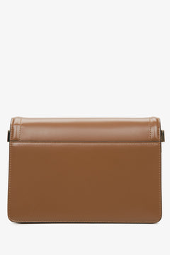 Kleine braune Damen-Lederhandtasche von Estro – Rückseite des Modells.