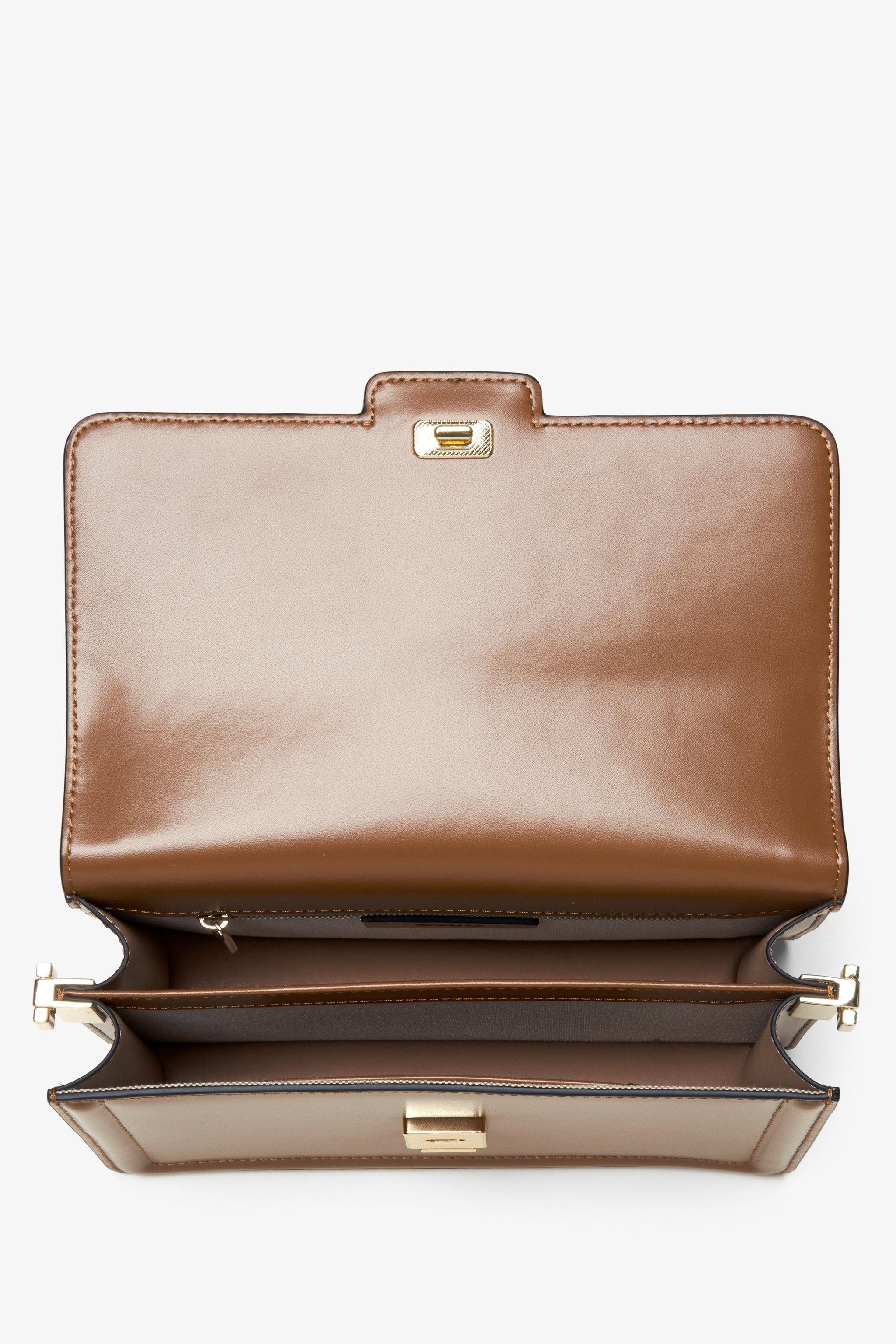 Braune Damen-Lederhandtasche von Estro – Nahaufnahme des Innenraums des Modells.