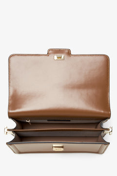 Braune Damen-Lederhandtasche von Estro – Nahaufnahme des Innenraums des Modells.