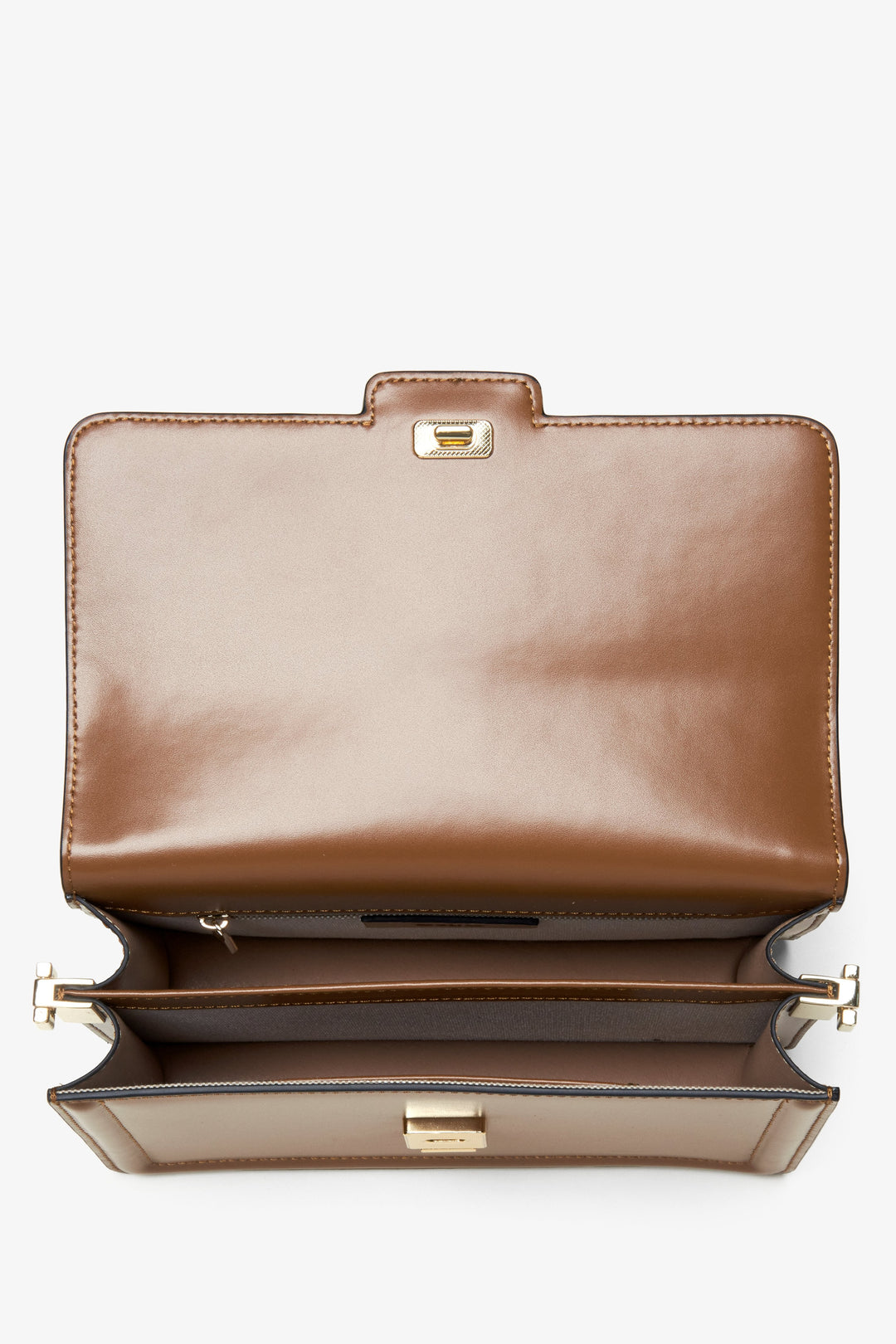 Braune Damen-Lederhandtasche von Estro – Nahaufnahme des Innenraums des Modells.