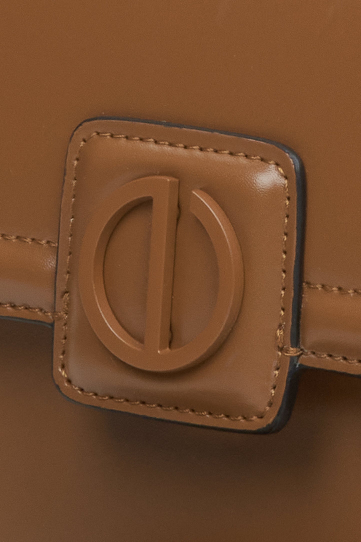 Kleine braune Lederhandtasche von Estro – Nahaufnahme eines Details.