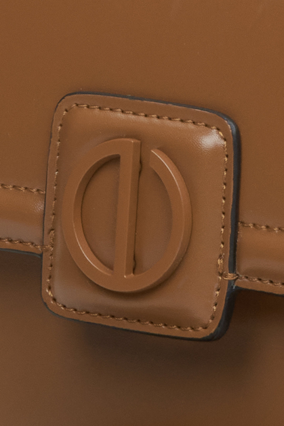 Kleine braune Lederhandtasche von Estro – Nahaufnahme eines Details.