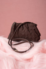 Kleine dunkelbraune Damen Beuteltasche aus Velours Estro ER00118997.