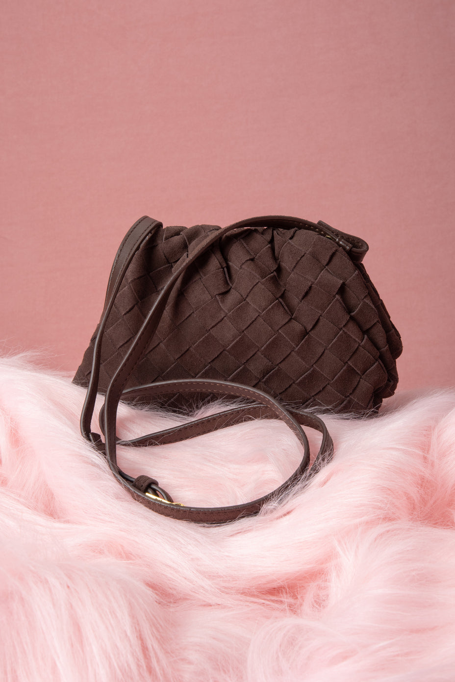 Kleine dunkelbraune Damen Beuteltasche aus Velours Estro ER00118997.