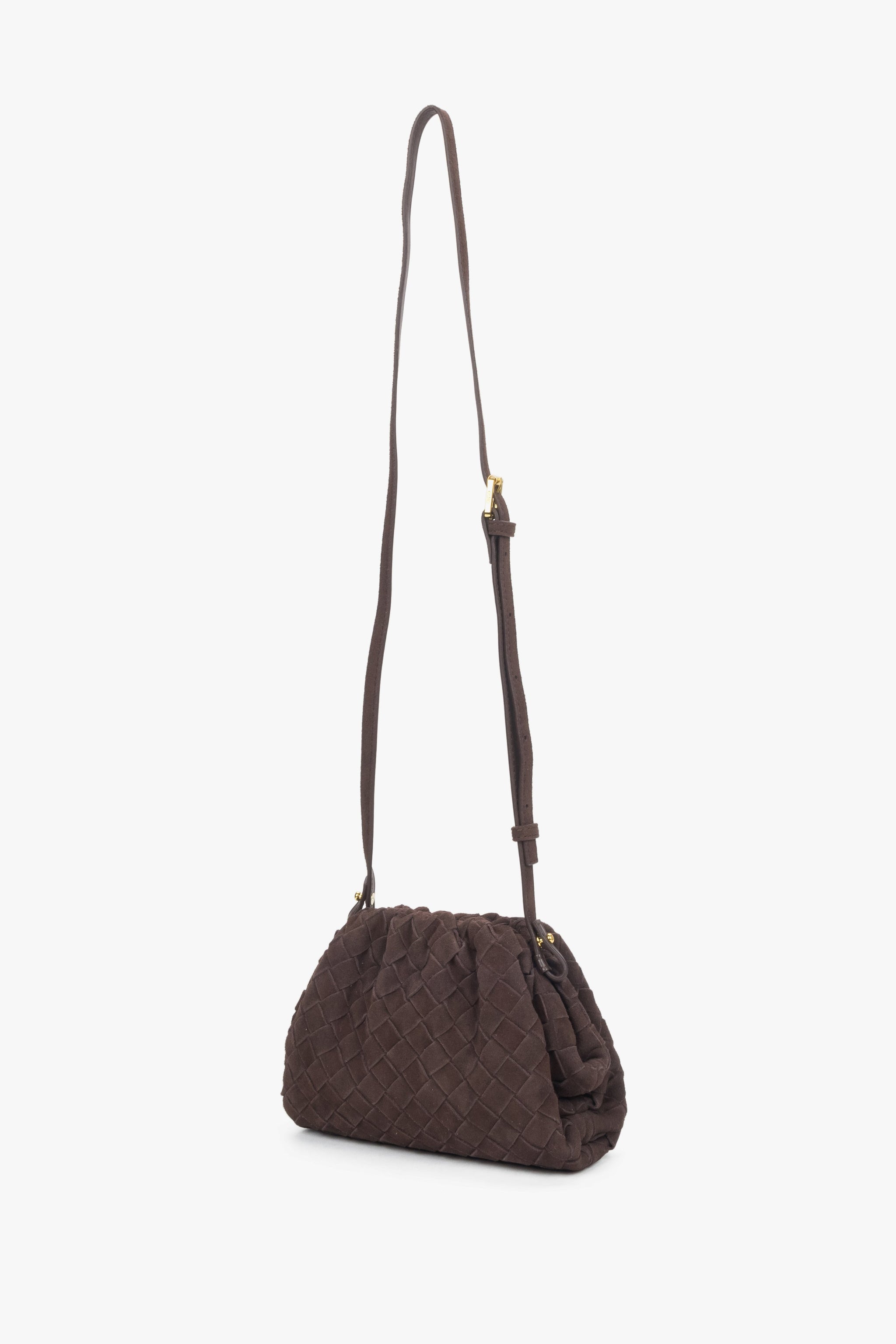 Seitenansicht der dunkelbraunen Mini-Handtasche im Beutel-Stil od Estro.