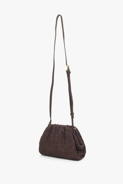 Seitenansicht der dunkelbraunen Mini-Handtasche im Beutel-Stil od Estro.