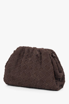 Stilvolle dunkelbraune Beuteltasche aus echtem Wildleder für elegante Alltags-Looks.