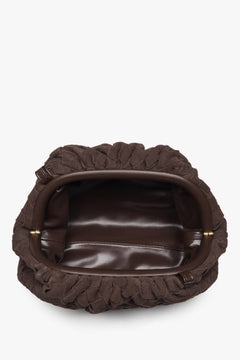 Kompakte dunkelbraune Schultertasche in Beutelform aus echtem Natur-Velours.
