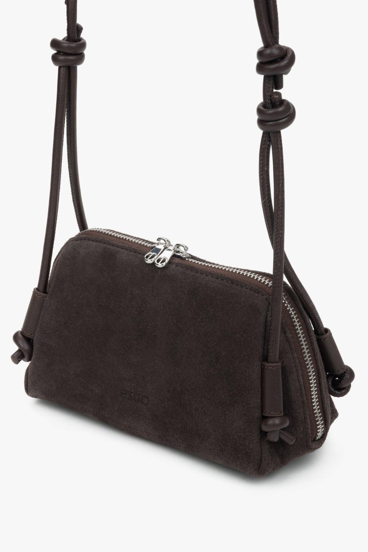 Schräge Frontalansicht der Veloursleder-Tasche mit Fokus auf den silberfarbenen Doppelreißverschluss