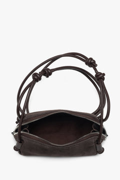 Blick in das geöffnete Innere der Handtasche mit Bügel-Verschluss und Textilfutter