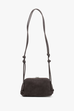 Rückansicht der kompakten dunkelbraunen Damen-Schultertasche