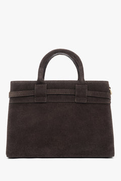 Rückwärtige Ansicht der eleganten dunklen Velours-Handtasche