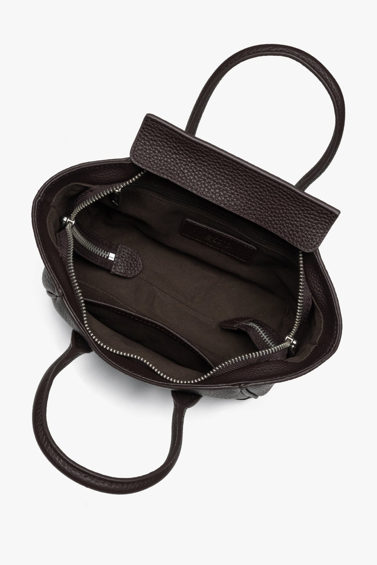 Blick in das Innere der dunkelbraunen Koffertasche mit Textilfutter und Reißverschluss