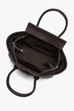 Blick in das Innere der dunkelbraunen Koffertasche mit Textilfutter und Reißverschluss