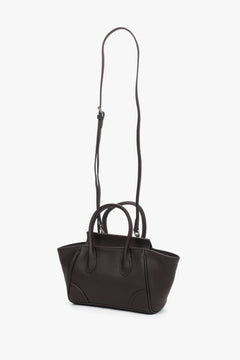 Frontalansicht der dunkelbraunen Koffertasche mit angebrachtem langem Crossbody-Riemen