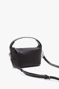 Diagonale Frontalansicht der kleinen dunkelbraunen Damen-Schultertasche aus echtem Glattleder von Estro