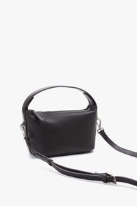 Diagonale Frontalansicht der kleinen dunkelbraunen Damen-Schultertasche aus echtem Glattleder von Estro