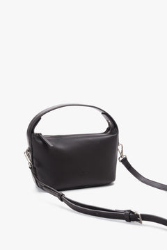 Diagonale Frontalansicht der kleinen dunkelbraunen Damen-Schultertasche aus echtem Glattleder von Estro