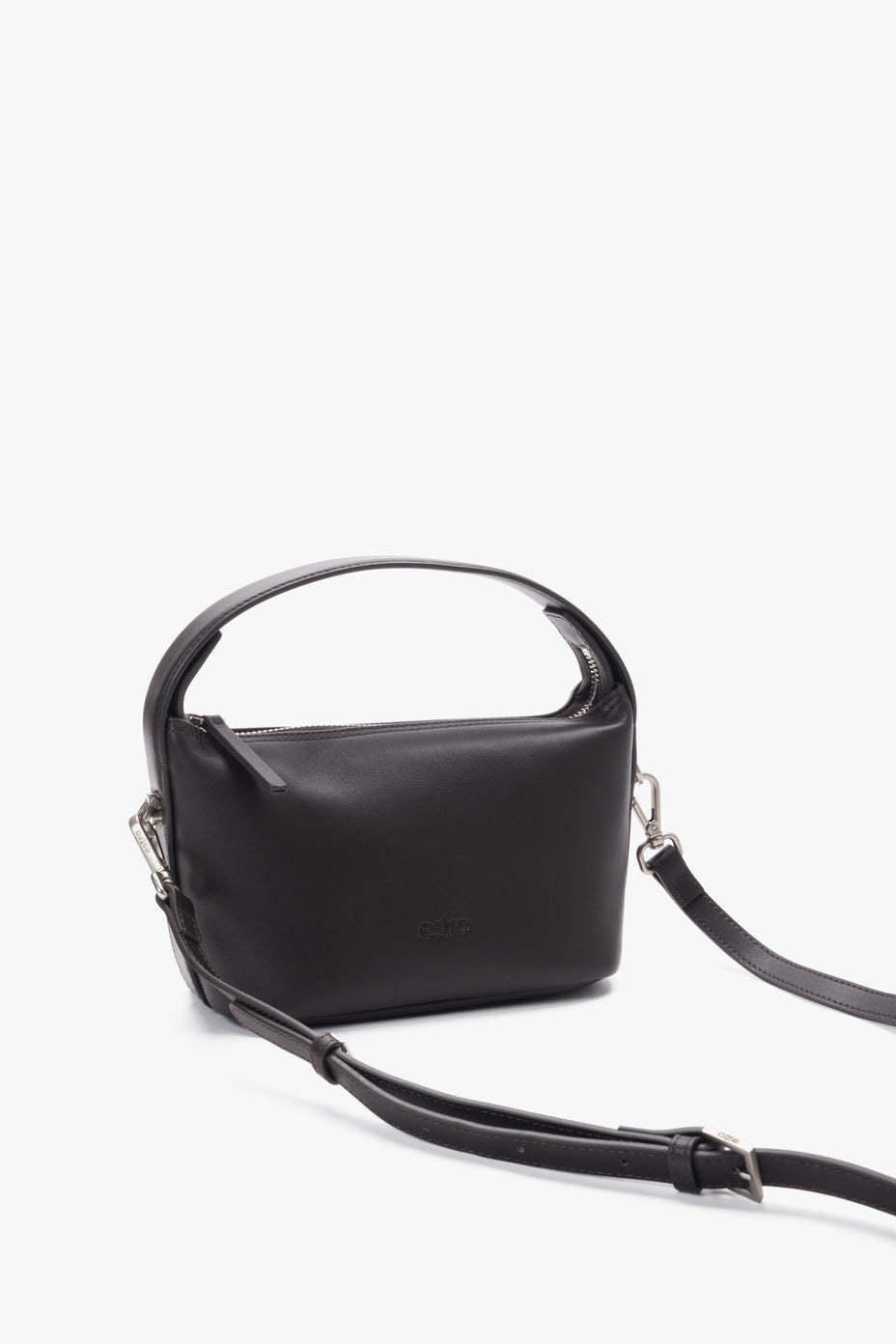 Diagonale Frontalansicht der kleinen dunkelbraunen Damen-Schultertasche aus echtem Glattleder von Estro