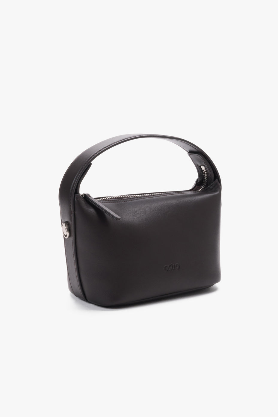 Frontalansicht der dunkelbraunen Ledertasche mit angebrachtem langem Crossbody-Umhängeriemen