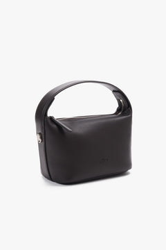 Frontalansicht der dunkelbraunen Ledertasche mit angebrachtem langem Crossbody-Umhängeriemen