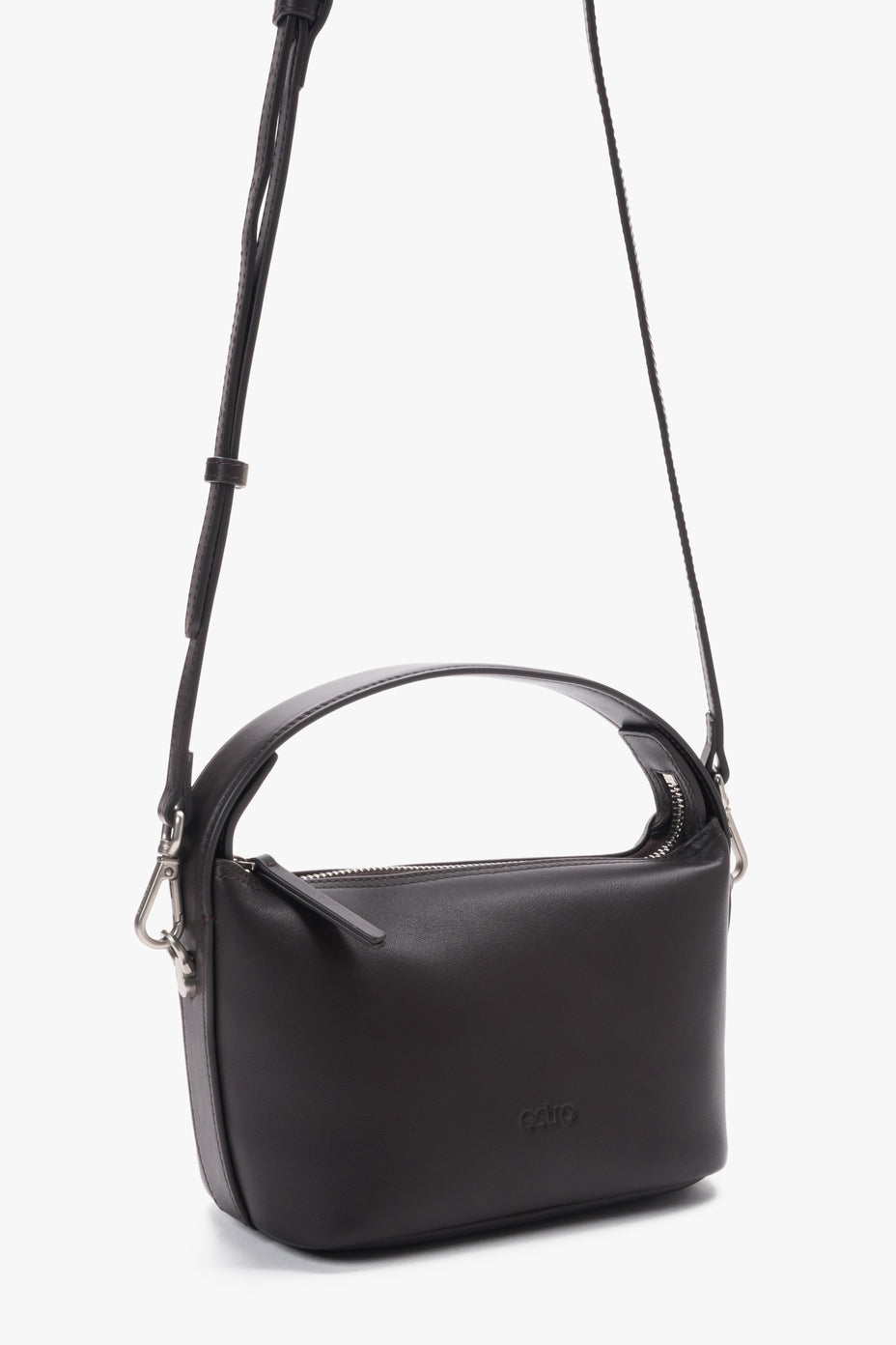 Frontalansicht der kleinen dunkelbraunen Schultertasche mit ihrem formstabilen Tragegriff
