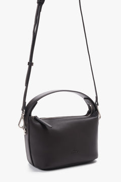 Frontalansicht der kleinen dunkelbraunen Schultertasche mit ihrem formstabilen Tragegriff
