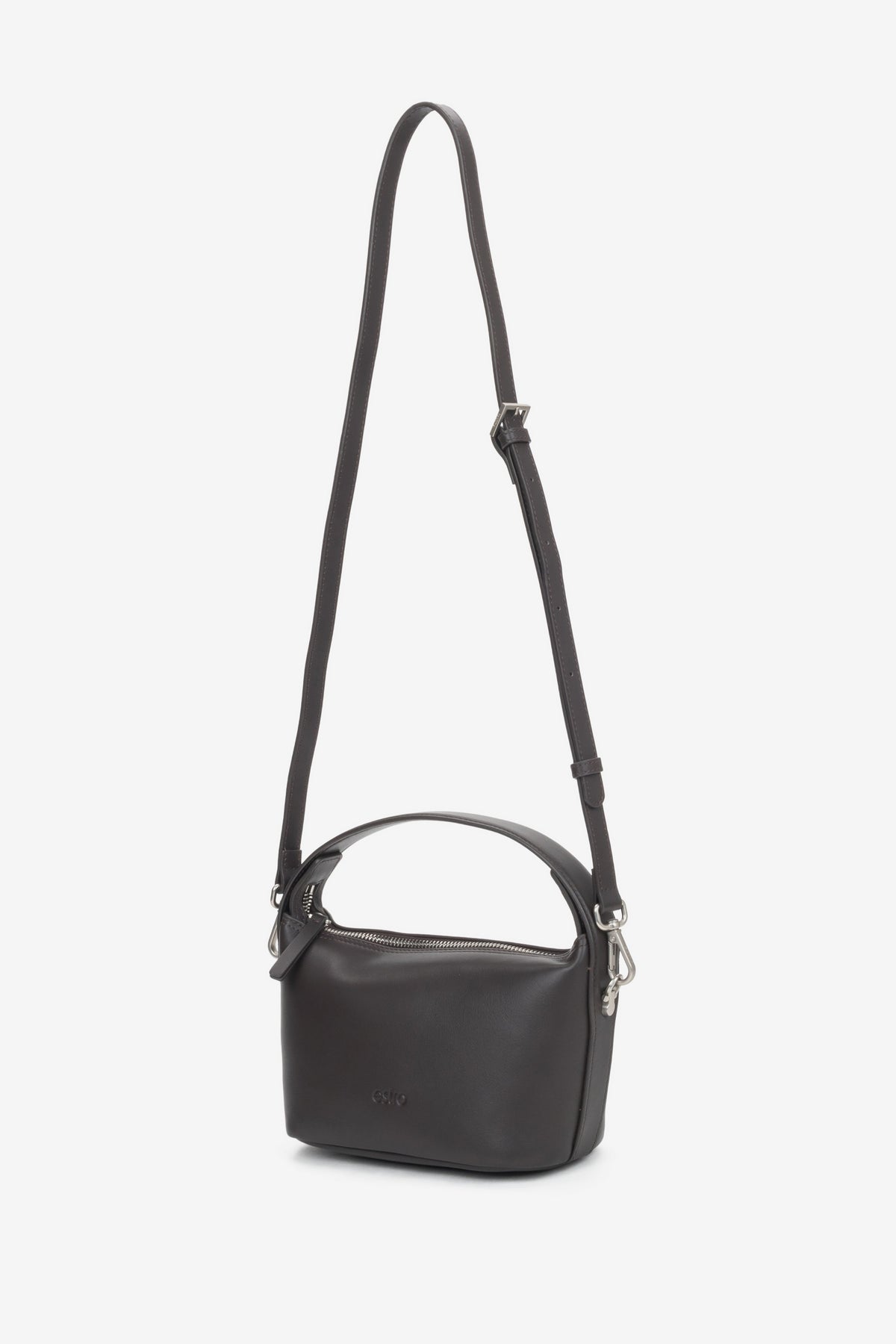Diagonale Seitenansicht der dunkelbraunen Damen-Ledertasche mit verstellbarem Riemen