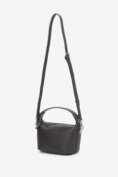 Diagonale Seitenansicht der dunkelbraunen Damen-Ledertasche mit verstellbarem Riemen