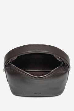 Blick in das Innere der kleinen dunkelbraunen Schultertasche mit Textilfutter und Reißverschluss