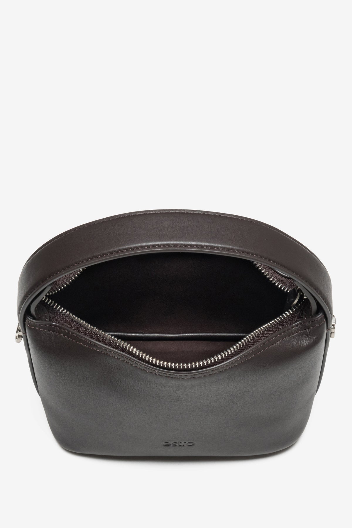Blick in das Innere der kleinen dunkelbraunen Schultertasche mit Textilfutter und Reißverschluss