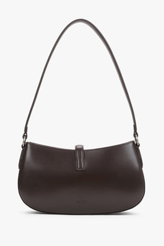 Rückansicht der minimalistischen dunkelbraunen Schultertasche mit sanft gerundeter Basis