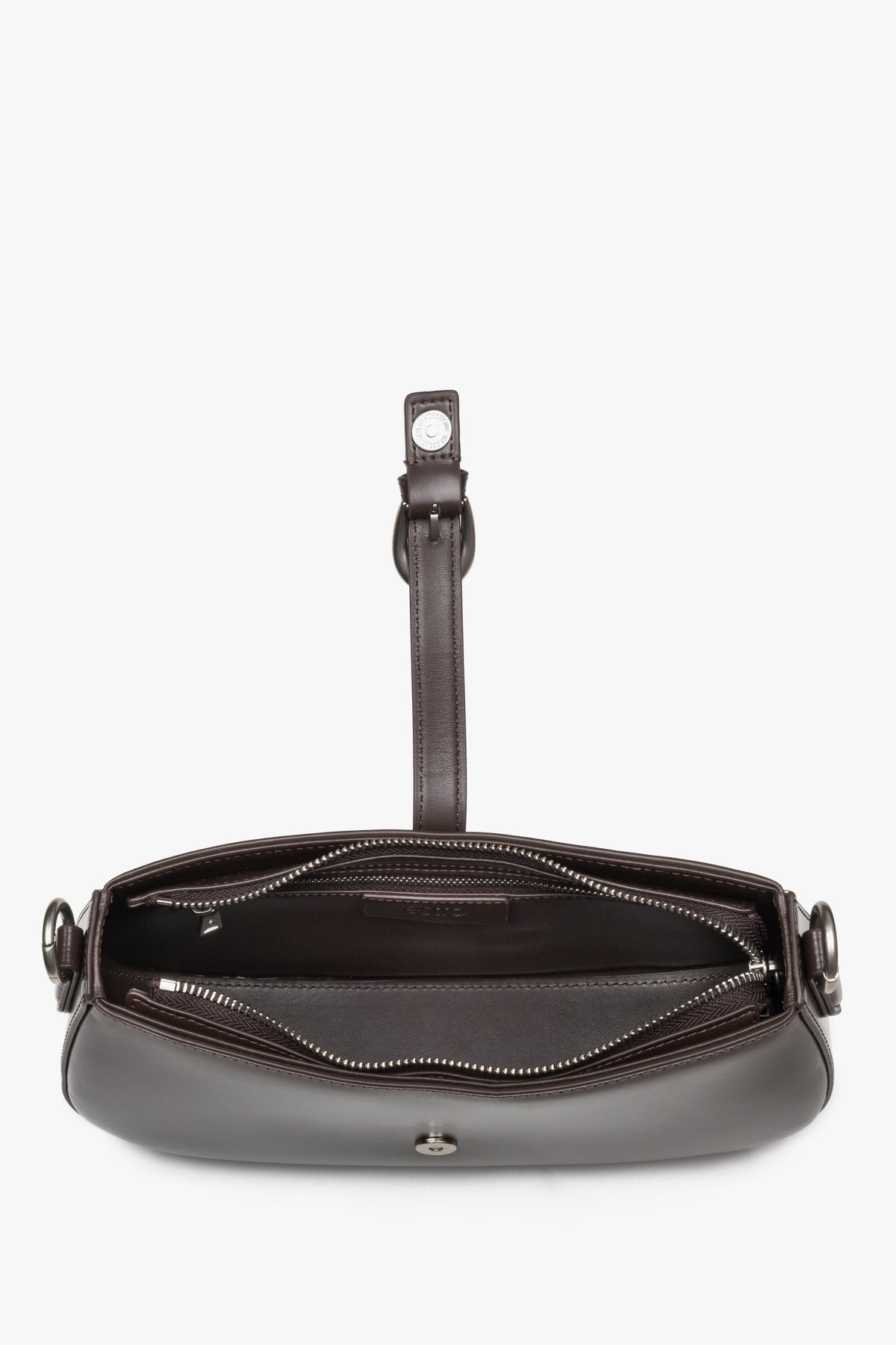 Blick in das geöffnete Innere der Baguette-Tasche mit Reißverschluss und Fächern