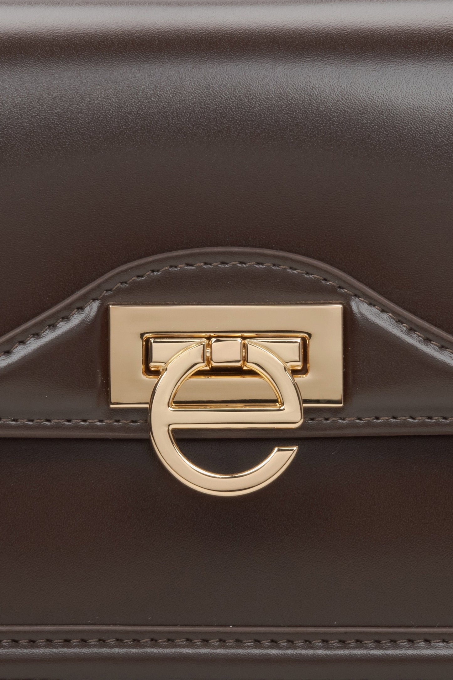 Kleine dunkelbraune Damen-Schultertasche mit edlen goldfarbenen Beschlägen Estro ER00115778