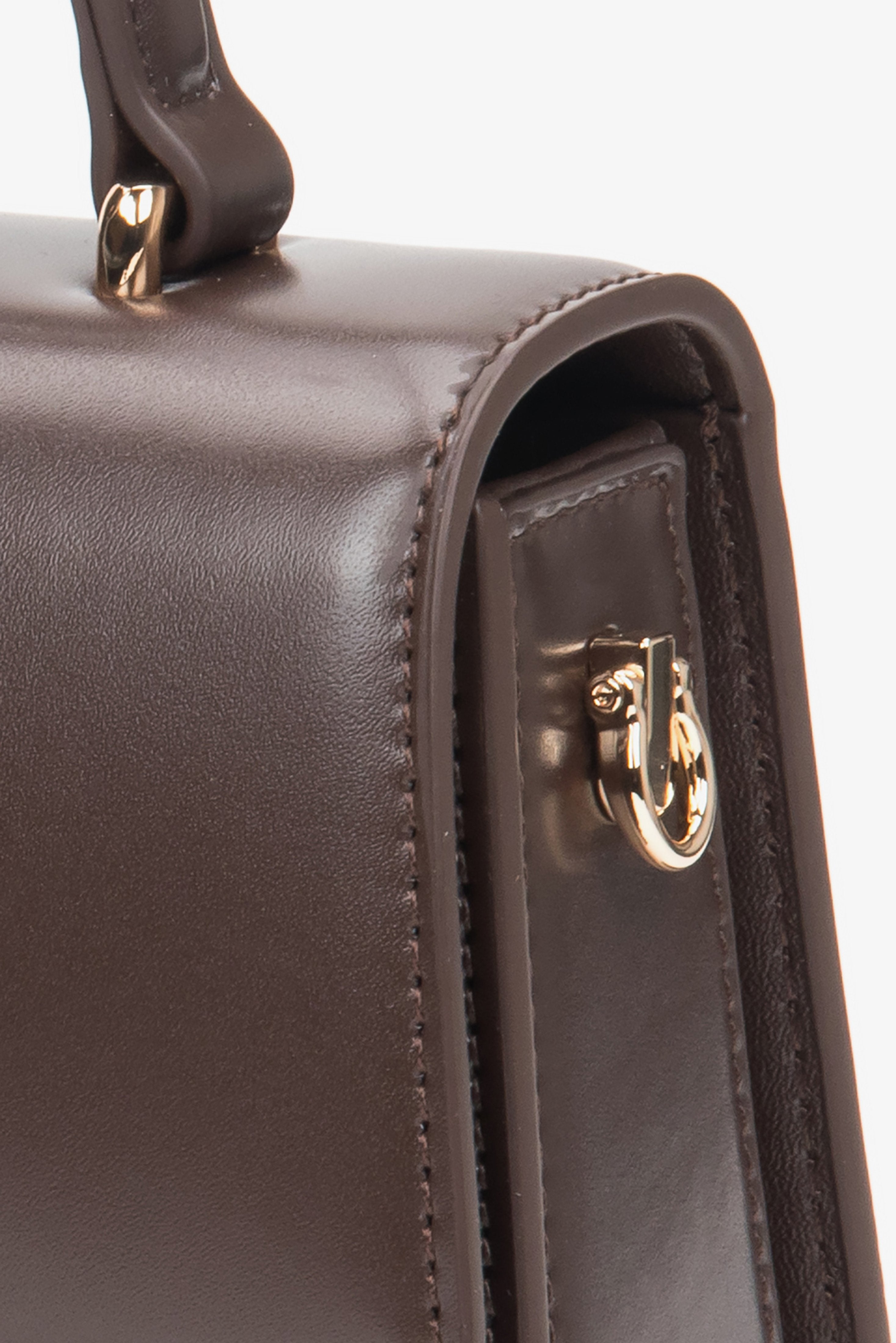 Kompakte dunkelbraune Henkeltasche aus Leder – ideal für formelle Anlässe.
