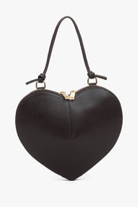 Frontale Ansicht der dunkelbraunen Damen-Schultertasche aus Glattleder in markanter Herzform