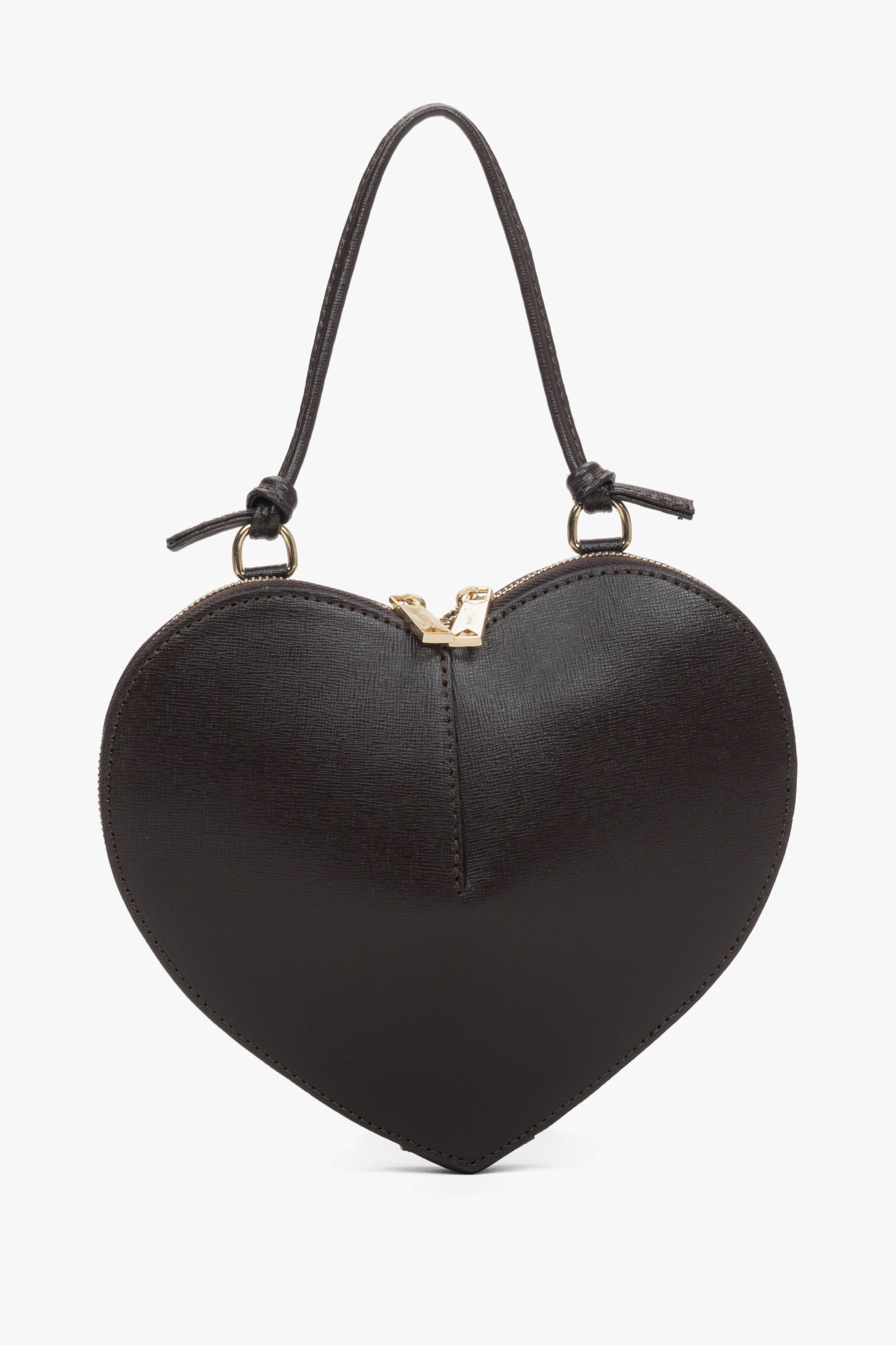 Frontale Ansicht der dunkelbraunen Damen-Schultertasche aus Glattleder in markanter Herzform