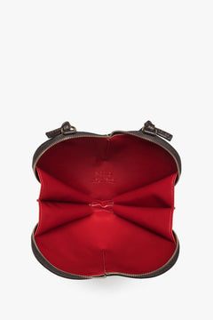 Draufsicht in die geöffnete Tasche, die das luxuriöse rote Echtleder-Innenfutter zeigt