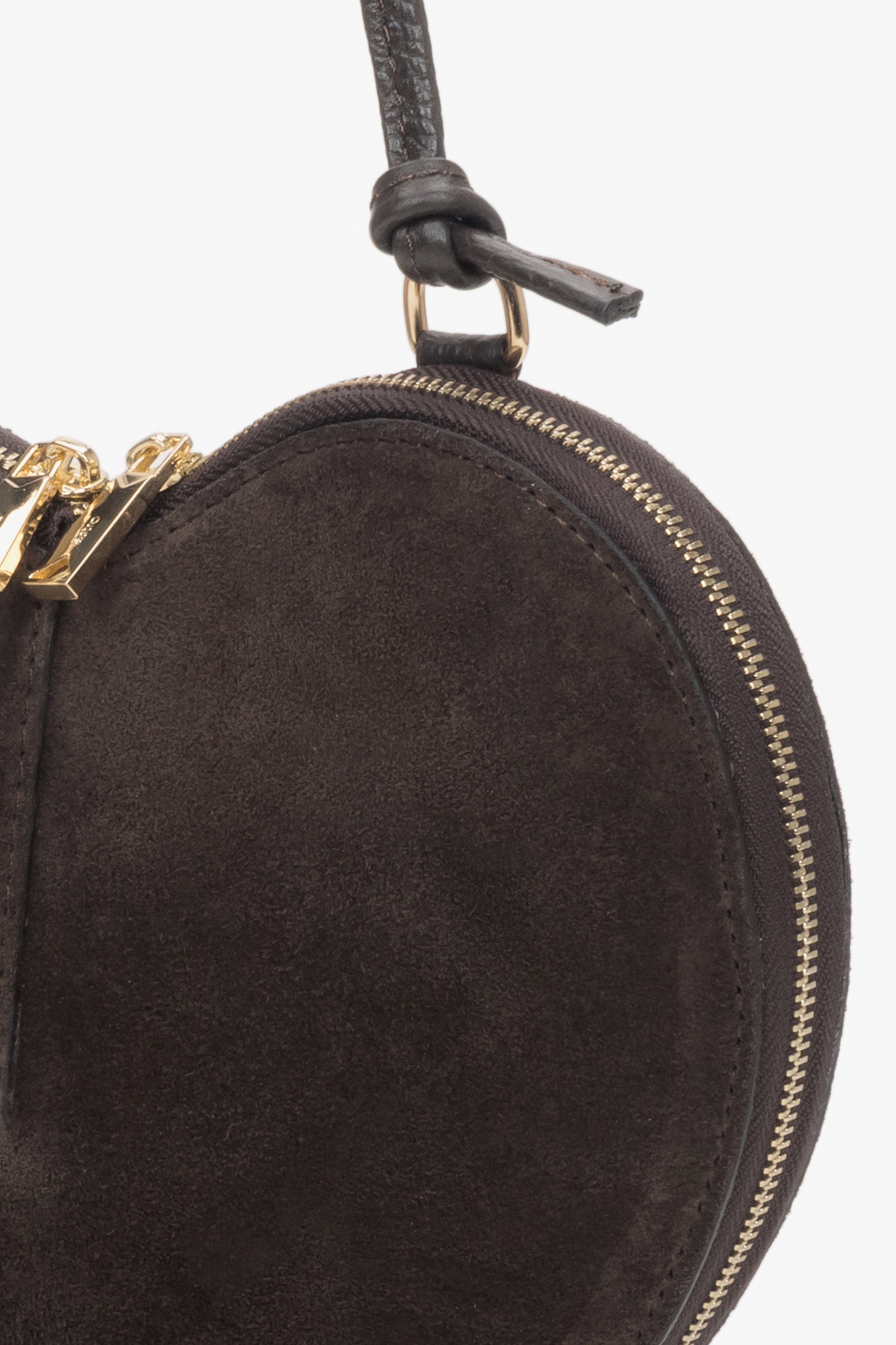 Detailaufnahme des edlen Karabinerverschlusses und der Reißverschluss-Verarbeitung