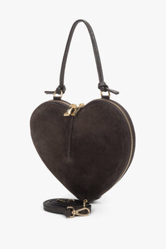 Ansicht der herzförmigen Handtasche mit montiertem langen Schulterriemen für den Crossbody-Look