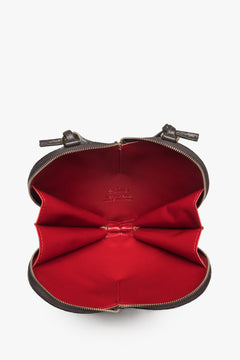 Draufsicht in die geöffnete Tasche, die das luxuriöse rote Echtleder-Innenfutter zeigt