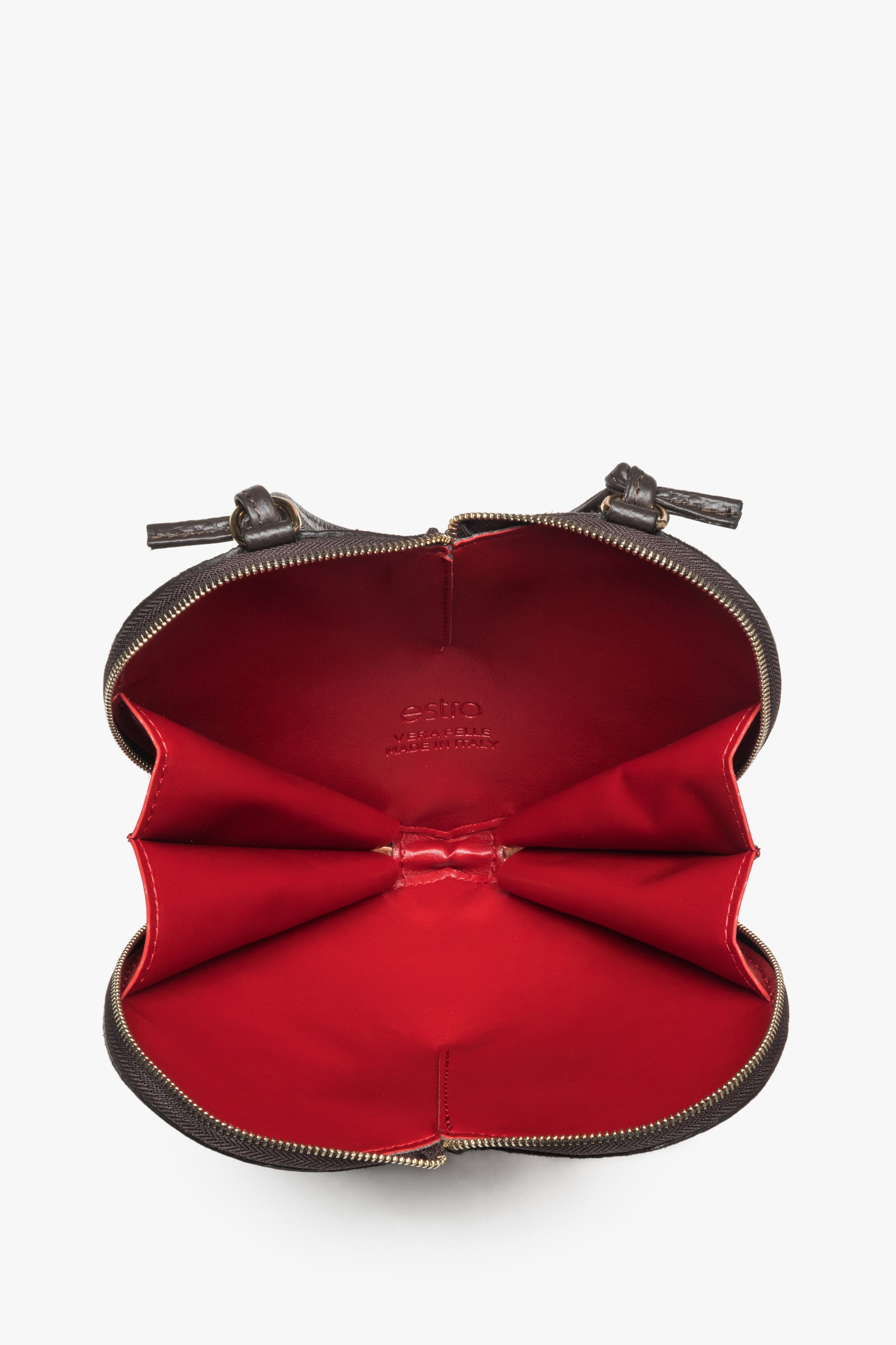 Draufsicht in die geöffnete Tasche, die das luxuriöse rote Echtleder-Innenfutter zeigt