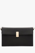 Frontalansicht der kleinen dunkelbraunen Echtledertasche mit elegantem goldenem Verschluss.