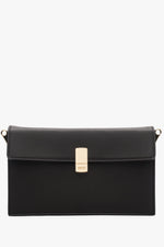 Frontalansicht der kleinen dunkelbraunen Echtledertasche mit elegantem goldenem Verschluss.